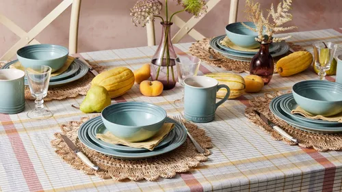 Vista 8 de Le Creuset Juego de vajilla de gres, 16 piezas, Cerise