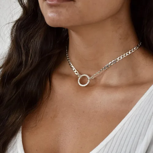 Vista 4 de Collar de gargantilla en plata 950 o chapado en oro con luna tallada a mano o dije circular, con diferentes cadenas y extensiones para ajustarlo