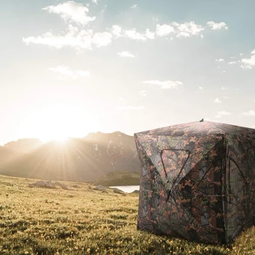 Vista 2 de Tangkula Persiana desplegable para 3 personas, persiana portátil de caza con ventanas de malla, bolsa de transporte y estacas de tierra, tienda