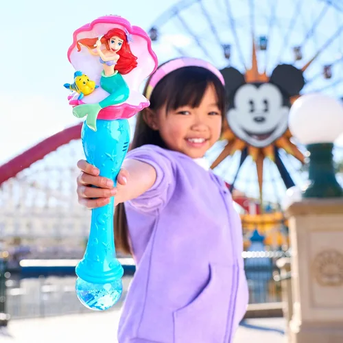 Vista 5 de Disney Store Varita de burbujas con luz y sonido oficial de The Little Mermaid Ariel & Flounder - Juguete LED interactivo, perfecto para niños