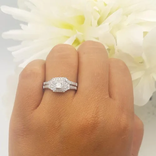Vista 5 de Dazzlingrock Collection Anillo de compromiso de novia de oro de 14 quilates con diamantes redondos y princesa de 0,55 quilates con banda de 12 CT