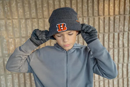 Vista 5 de Ultra Game Gorro de punto de invierno para jóvenes de la NFL, con cálidos guantes de pantalla táctil con rayas