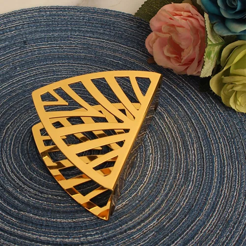 Vista 7 de Metal Napkin Holder Stand, Gold Triangular Tissue Dispenser for Restaurant and Home Table, Iron Art Hollow Design Napkin Storage Rack for Kitchen