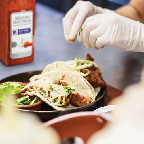 Vista 6 de McCormick Culinary Condimento Sriracha, 22 onzas, un recipiente de 22 onzas de condimentos Sriracha para cocinar, perfecto en salsas, untables