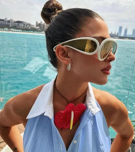 Vista 2 de NULOOQ Gafas de sol de moda con máscara ondulada para mujeres y hombres, de gran tamaño, color plateado, con escudo futurista, estilo de diseñador