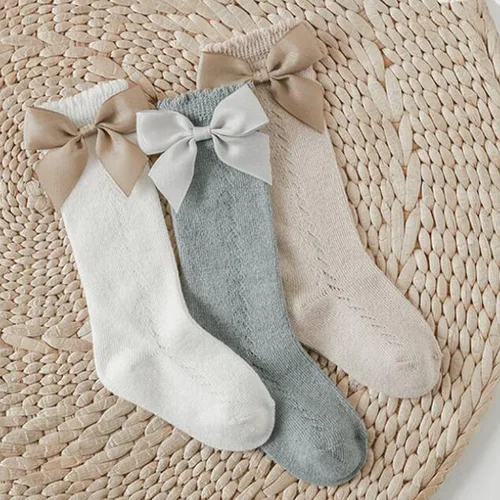 Vista 6 de TIBE PINCESS Calcetines altos hasta la rodilla para bebés y niñas, con lazo de malla transpirable, calcetines de vestir para niños, calcetines