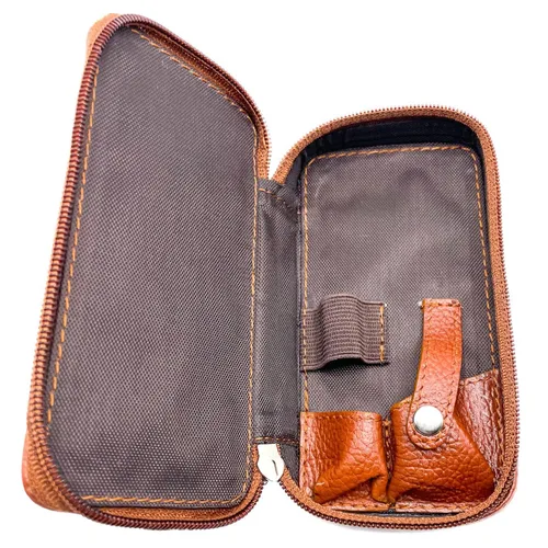 Vista 2 de Parker Saddle‑ Estuche de cuero marrón para maquinilla de afeitar de doble filo con compartimento para cuchillas – Bolsa de viaje con cremallera