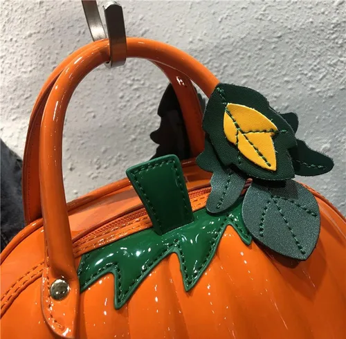 Vista 4 de QZUnique Bolso de hombro de calabaza 3D brillante PU monederos Halloween novedad bolsa cruzada bolsa de regalo de fiesta de vacaciones bolsa