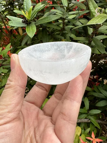 Vista 6 de GAF TREASURES Cuenco de selenita circular de 2.5 pulgadas, cristal de selenita tallado con piedras preciosas, cuenco de meditación, cuenco de reiki