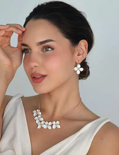 Vista 2 de POMINA Collar con pechera de flores florales, collar corto para mujer, aretes de flores