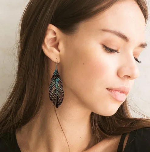 Vista 2 de Aretes de hoja hechos a mano con textura detallada para mujer