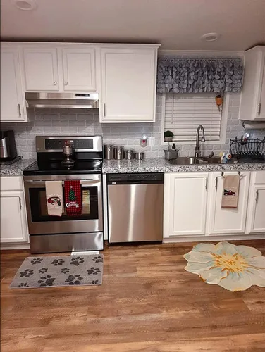 Vista 6 de Teemall Vinilo autoadhesivo con aspecto de granito blanco claro, película de mármol, para encimera de cocina (17.7 x 98 pulgadas)