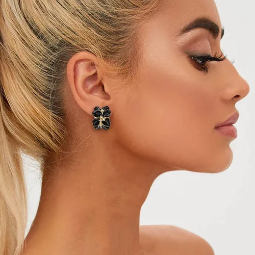 Vista 3 de EVER FAITH Aretes tipo dormilona para fiestas navideñas, joyería de disfraces, chapado en oro de 18 quilates, cristal blanco, hojas esmaltadas