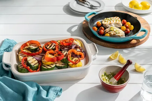 Vista 4 de Le Creuset Fuente rectangular de gres con tapa de bandeja, 14 3/4" X 9", Artichaut