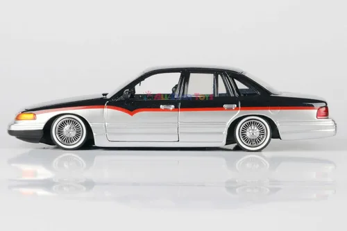 Vista 3 de Motormax 1993-97 Ford Crown Victoria Lowrider 1:24 Modelo fundido a presión Negro Metálico Get Low 79024 por All Star Toys