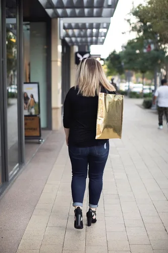 Vista 3 de Funiverse Paquete de 24 bolsas de compras grandes de oro metálico o bolsas de regalo