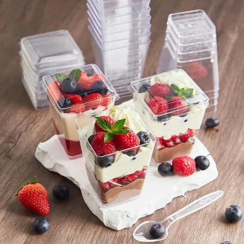 Vista 6 de Kucoele Paquete de 100 tazas de postre de plástico de 5 onzas con tapas y cucharas, tazas de parfait transparentes, tazas de pudín, mini tazas