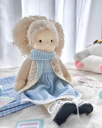 Vista 9 de BlissfulPixie Muñeca Waldorf hecha a mano, Florke de 12 pulgadas, muñeca de trapo suave con bonito peluche, ideal para bebés y niños pequeños