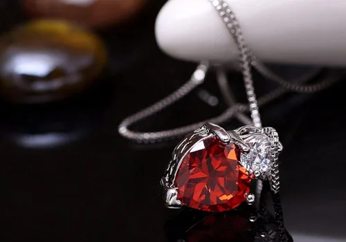 Vista 4 de Juego de joyas de collar y aretes de corazón rubí