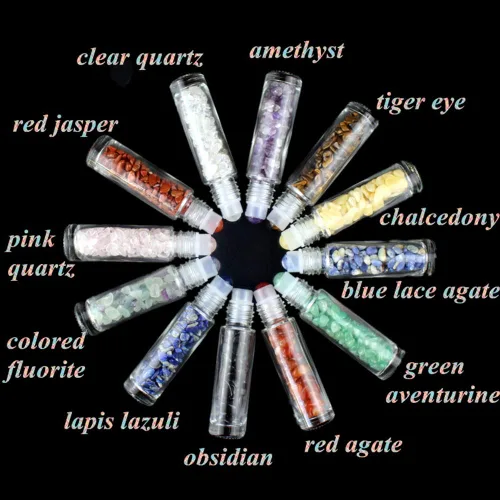 Vista 5 de Paquete de 5 botellas transparentes de 0.3 fl oz con chips de cristal de chakra naturales para aceites esenciales, botellas enrollables de vidrio
