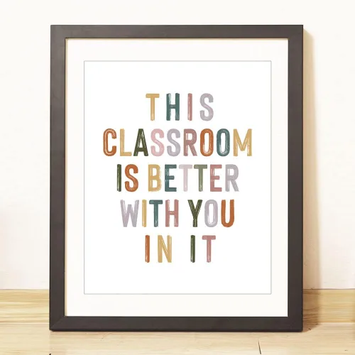 Vista 4 de Esta aula es mejor contigo en ella, decoración de pared motivacional positiva, letreros para profesores, bienvenida al aula, decoración bohemia