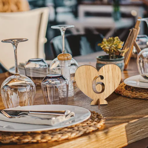 Vista 6 de Números de mesa de madera con forma de corazón del 1 al 20 con base de soporte, tarjetas de madera rústicas huecas para bodas, fiestas, decoración