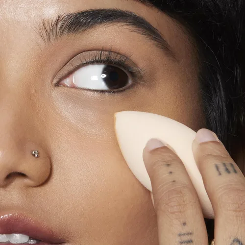 Vista 4 de e.l.f. Esponja correctora de camuflaje, esponja de maquillaje con espuma sin látex y extremos de doble punta para mezclar, vegana y libre