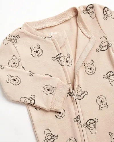 Vista 4 de Disney Juego de capas para niñas recién nacidas, 7 piezas, Winnie the Pooh, enteros, pantalones deportivos, sombrero con peto y bolsa de regalo