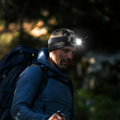 Vista 5 de Linterna frontal LED recargable, 6 modos de luz con luz estroboscópica roja y azul, haz zoomable, faro impermeable ajustable de 90° para campamento