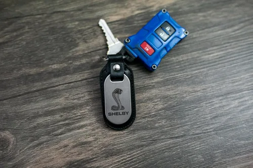 Vista 8 de Shelby Cobra Snake - Llavero FOB de acero inoxidable con licencia oficial Shelby®, hecho de acero inoxidable (llavero) y piel auténtica, fabricado