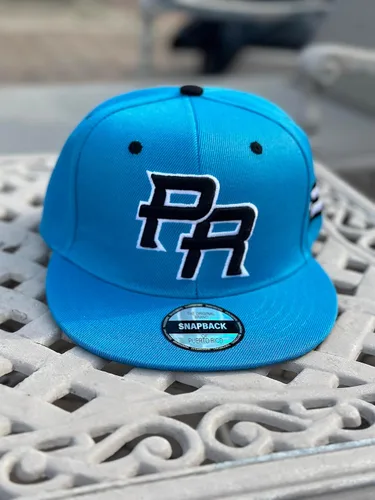 Vista 2 de Gorra Snapback con visera plana bordada en 3D PR con bandera de Puerto Rico