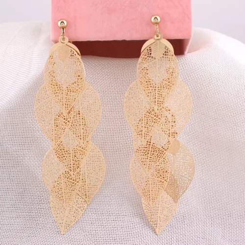 Vista 3 de Grace Jun - Aretes colgantes de varias capas hechos a mano con clip para mujer, no se necesitas tener las orejas perforadas