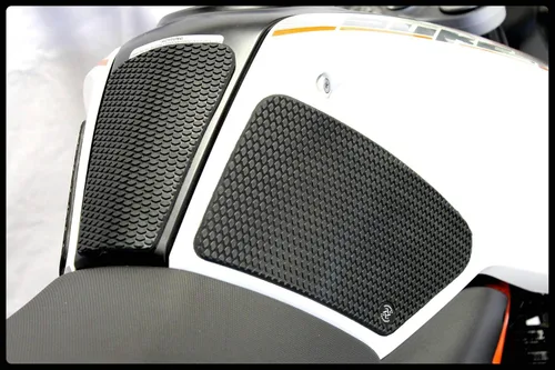 Vista 3 de Puños para tanque de agarre – KTM DUKE 690 (2012 – ACTUAL) Incluye TP 90 – 62-4502-SS – SnakeSkin