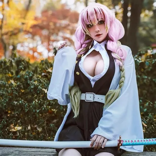 Vista 6 de BYOOTI Peluca de cosplay de anime Kanroji Mitsuri para personajes de Kimetsu no Yaiba, peluca larga trenzada Lolita verde y rosa con gorra de peluca