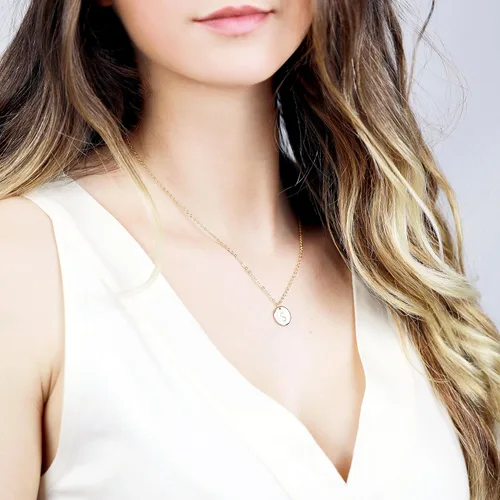 Vista 3 de MignonandMignon Collar con inicial de oro en disco para dama de honor, regalo para ella.
