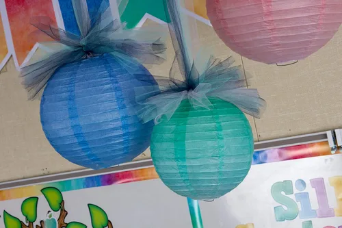 Vista 3 de Teacher Created Resources Faroles de papel colgantes de acuarela