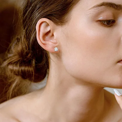 Vista 3 de ChicSilver Aretes pequeños con inicial para mujer, plata de ley 925 con circonita cúbica, hipoalergénicos (con caja de regalo)