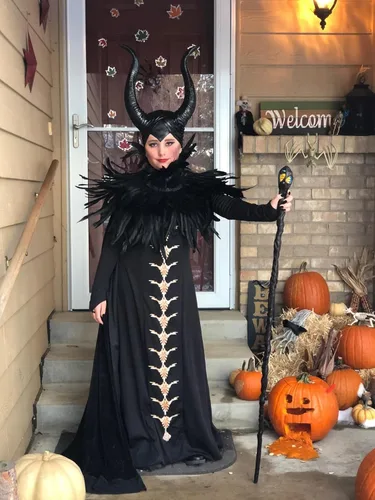 Vista 5 de UQJE Disfraz de bruja gótica negra, disfraz de cuervo, chal de plumas de Halloween, capa de malla con cuernos