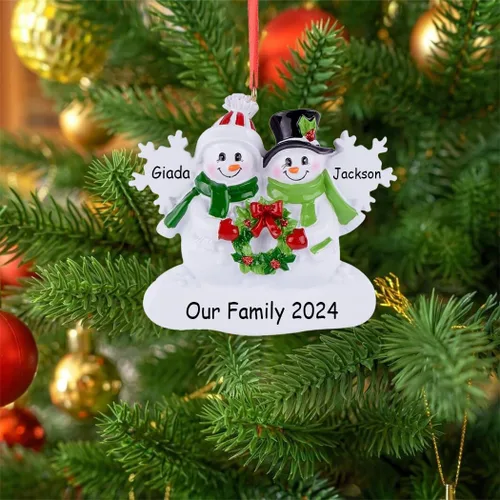 Vista 2 de Adornos personalizados de muñeco de nieve de Navidad, muñeco de nieve de 2024 familia de 2 con adorno de copos de nieve, adorno de pareja de muñeco