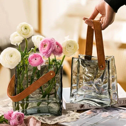 Vista 6 de Florero de cristal para flores, jarrones transparentes para centros de mesa, jarrón de vidrio hecho a mano con asa de cuero, pequeños jarrones