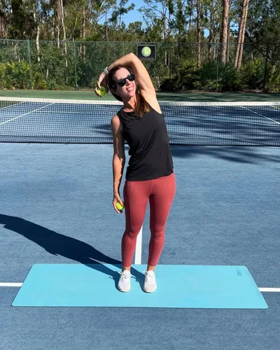 Vista 2 de RBX Leggings activos de cintura alta a prueba de sentadillas hasta el tobillo para mujer, leggings de yoga 7/8 con bolsillos 7/8 rojo polvoriento