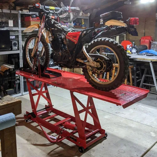 Vista 2 de Titan ramps 1.000 libras Tabla elevadora de motocicleta hidráulica muy resistente.