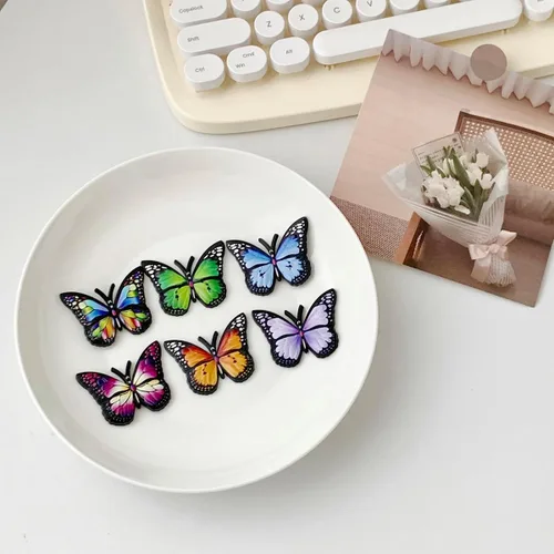 Vista 4 de Dijes de flores para niñas, dijes de mariposa y letras, dijes de margaritas para adultos, perfectos para regalos lindos de niña