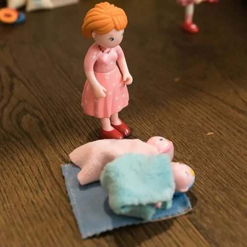 Vista 5 de HABA Little Friends Mom Katrin - Figura de muñeca de juguete de casa de muñecas de 4.5 pulgadas
