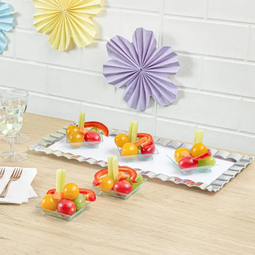 Vista 4 de Restaurantware Mini platos de degustación de 2.5 x 2.5 pulgadas, 100 platos cuadrados desechables de plástico, duraderos y elegantes platos