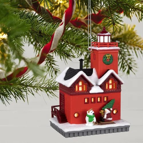 Vista 6 de Hallmark Keepsake Adorno navideño de plástico con fecha de año 2022, faro navideño con luz