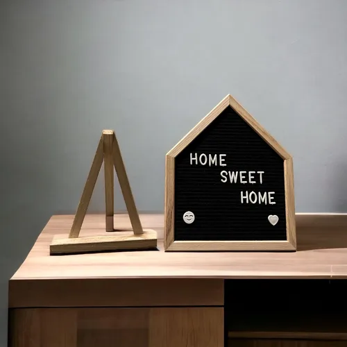 Vista 2 de Tablero de letras con forma de casa de madera de roble premium con dos juegos de letras y emojis, decoración ideal para el hogar y anuncio de bebé