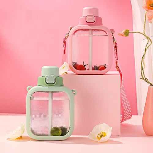 Vista 4 de NUFR Botella de agua cuadrada transparente de 24 onzas, bonita cantimplora de viaje portátil con correa ajustable, 23.7 fl oz (verde)