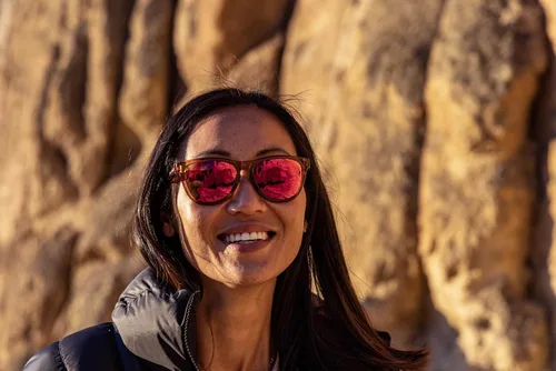 Vista 2 de Suncloud Topsail - Gafas de sol polarizadas – 100% protección UV – Ajuste cómodo, diseño moderno – para hombres y mujeres 100% UV Protection