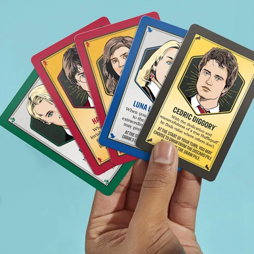 Vista 4 de Monopoly Deal: Juego de cartas de Harry Potter Juegos familiares para niños y adultos A partir de 8 años 2 a 5 jugadores 15 minutos